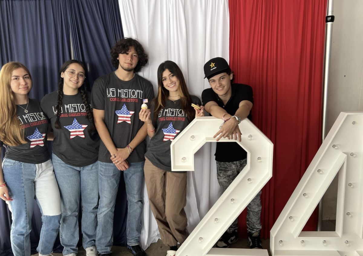 Queriendo que el evento fuera memorable, los estudiantes del último año se dirigieron al fotomatón, donde posaron con su símbolo de graduación del 24.